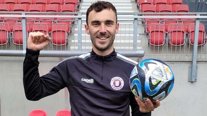 Präsentiert der „Krone“ stolz den signierten „Hattrick-Ball“: Irving.