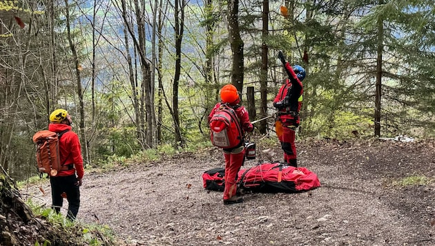 Kramsach dağ kurtarma ekibi yaralıya ilk yardımda bulunmuş ve acil durum helikopteri de yaralı kadını hastaneye ulaştırmıştır. (Bild: zoom.tirol)