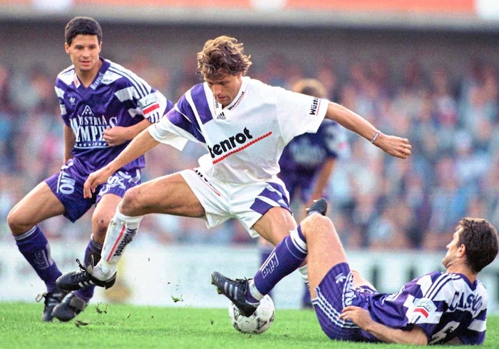 Salzburg's Heimo Pfeifenberger is taken into the Austria Vienna sandwich by Thomas Flögel (left) ...