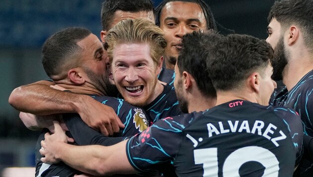 Manchester City's players rejoice (Bild: Associated Press)