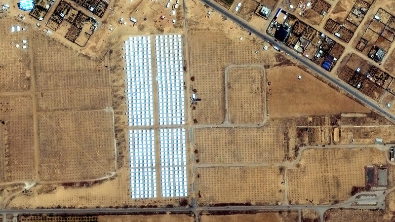 Kérdéses, hogy a felállított sátorvárosok egyáltalán el tudnak-e fogadni ennyi embert. (Bild: APA/AFP/Satellite image ©2024 Maxar Technologies)