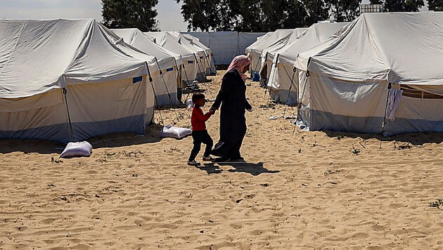 Ülke içinde yerinden edilmiş kişiler bu tür çadır kentlerde barındırılıyor. (Bild: APA/AFP)