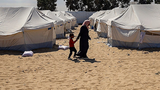 Die Binnenflüchtlinge werden in solchen Zeltstädten untergebracht. (Bild: APA/AFP)
