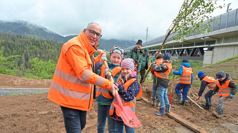 Baumanager Schett hilft beim Schaufeln (Bild: Evelyn Hronek/EVELYN HRONEK)