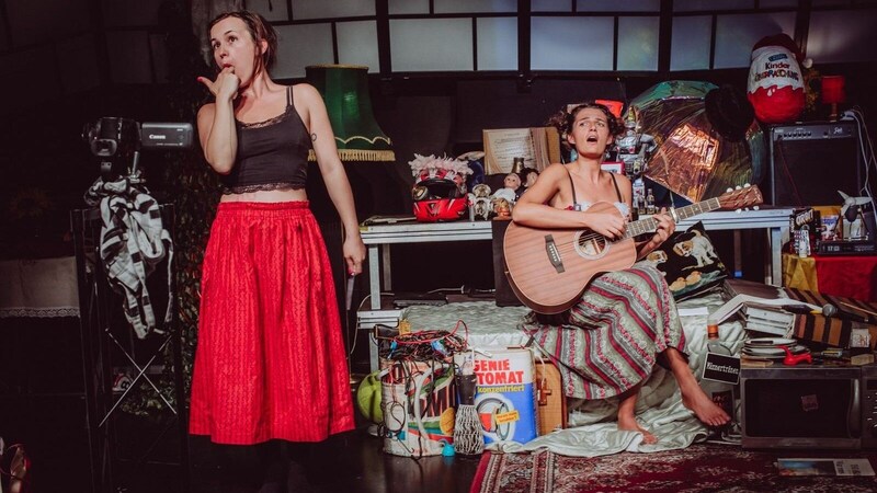 Dragana Avokadovic und Romana K. Rabić in „Absurdistan“ (Bild: Anna Zora)
