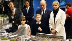 Ganz genau inspizierten Gabriella und Jacques am Donnerstag Monaco im Mini-Format. Die Fürstenfamilie war extra nach Hamburg gereist, um den Zwergenstaat im Miniatur Wunderland einzuweihen. (Bild: APA Pool/APA/dpa/Georg Wendt)