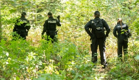 Wird jemand vermisst, muss die Polizei die Gefährdungslage einschätzen – in den meisten Fällen gibt es Suchaktionen, auch mit Hunden und Drohnen. (Bild: APA/dpa/Peter Kneffel)