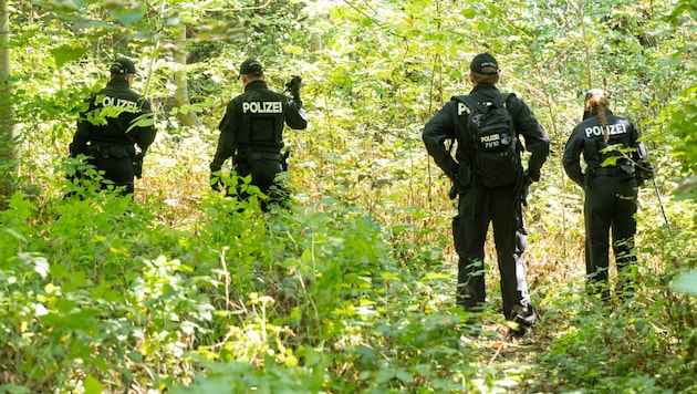 Wird jemand vermisst, muss die Polizei die Gefährdungslage einschätzen – in den meisten Fällen gibt es Suchaktionen, auch mit Hunden und Drohnen. (Bild: APA/dpa/Peter Kneffel)