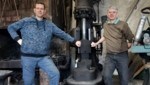 Michael (links) und Wolfgang Fisch am Lufthammer in ihrer Werkstatt. (Bild: Peter Bernthaler)