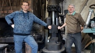 Michael (links) und Wolfgang Fisch am Lufthammer in ihrer Werkstatt. (Bild: Peter Bernthaler)