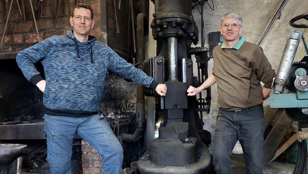 Michael (left) and Wolfgang Fisch at the air hammer in their workshop. (Bild: Peter Bernthaler)