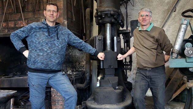 Michael (left) and Wolfgang Fisch at the air hammer in their workshop. (Bild: Peter Bernthaler)