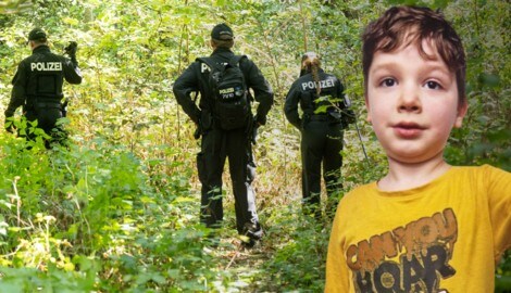 Arian (6) hatte unbemerkt sein Zuhause verlassen und war in ein Waldstück gelaufen. (Bild: Krone KREATIV/APA/dpa/Peter Kneffel, Polizeiinspektion Rotenburg)