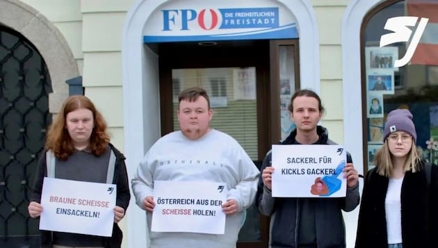 A szabadkai szocialista ifjúság tagjai az FPÖ irodája előtt. (Bild: SJ OÖ/Peter Brunner)