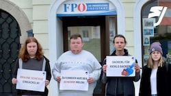 Die Mitglieder der sozialistischen Jugend in Freistadt vor dem FPÖ-Büro (Bild: SJ OÖ/Peter Brunner)