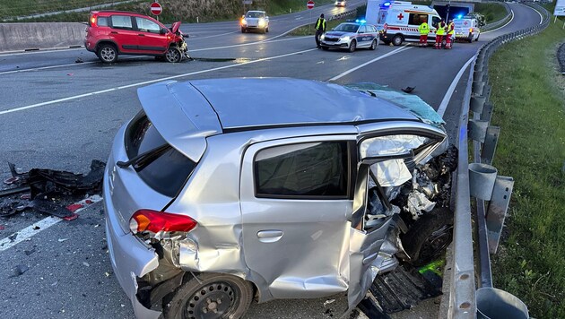 Mindkét jármű totálkáros lett. (Bild: ZOOM Tirol)