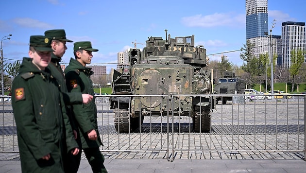 To commemorate the end of the Second World War on May 9, around 30 different "spoils" are to be exhibited in the "Park of Victory". (Bild: APA/AFP/Natalia KOLESNIKOVA)