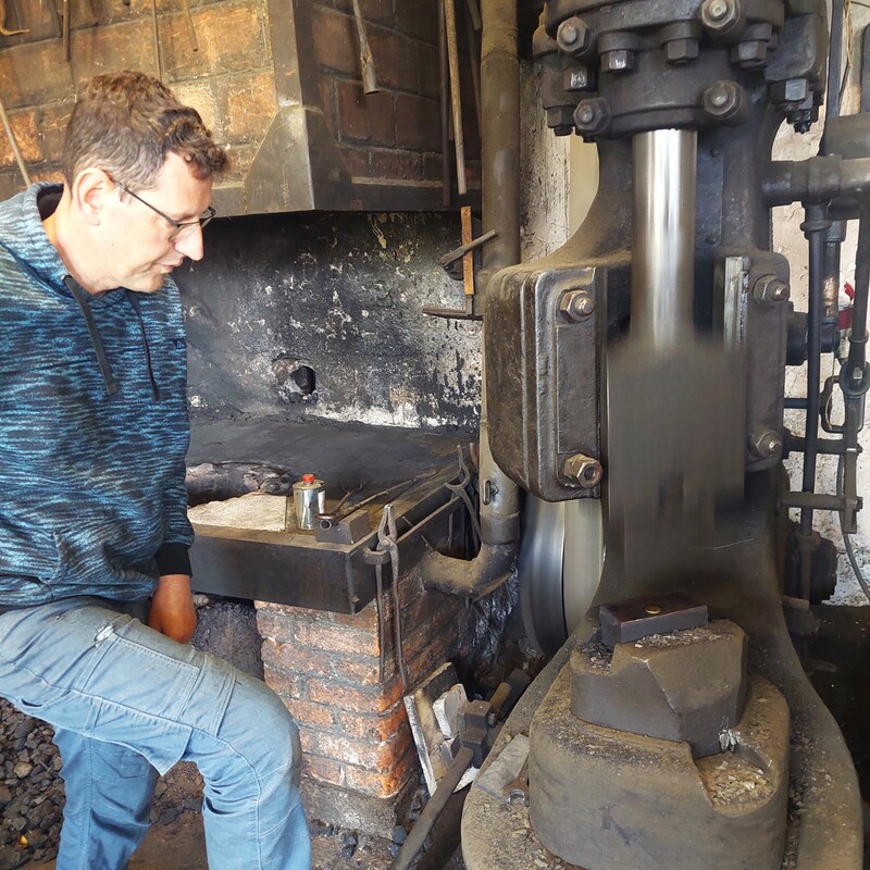 Michael Fisch schaut dem „Bären“ bei der Arbeit zu. (Bild: Peter Bernthaler)