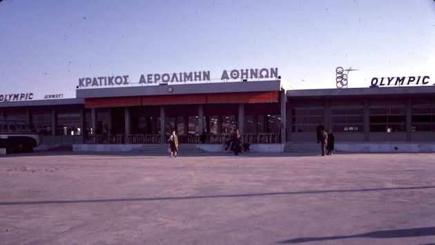Az Ellinikon repülőtér 63 évig volt Athén nemzetközi repülőtere - itt egy archív fotón az 1960-as évekből. (Bild: Wikipedia/Mike Loader (CC BY-SA 4.0) )
