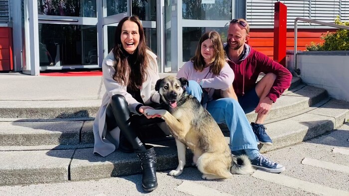 A successful new start! Maggie Entenfellner with Rafi's new family in front of the Pressehaus.