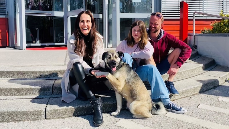 Ein gelungener Neustart! Maggie Entenfellner mit Rafi‘s neuer Familie vor dem Pressehaus.  (Bild: Katharina Lattermann)