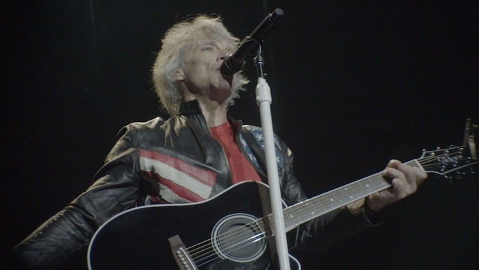 Mit über 60 muss Jon Bon Jovi nun gesundheitliche Kämpfe austragen, um auf der Bühne stehen zu ...