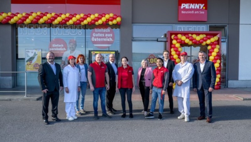 Das Team von Penny Neusiedl am See vor dem wieder eröffneten Markt (Bild: Penny/Robert Harson)