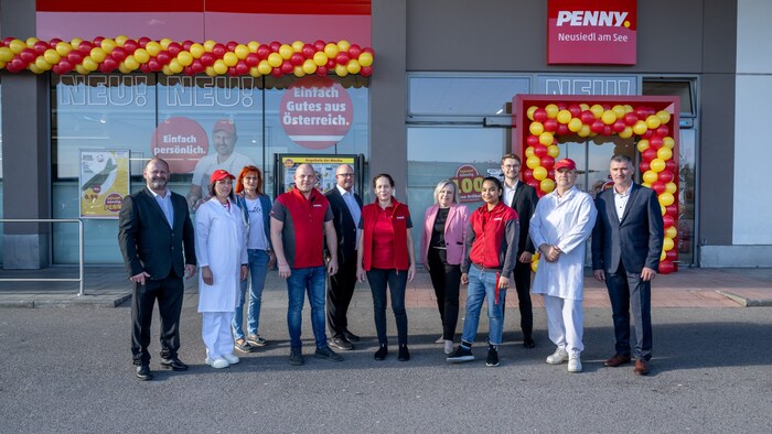 Das Team von Penny Neusiedl am See vor dem wieder eröffneten Markt