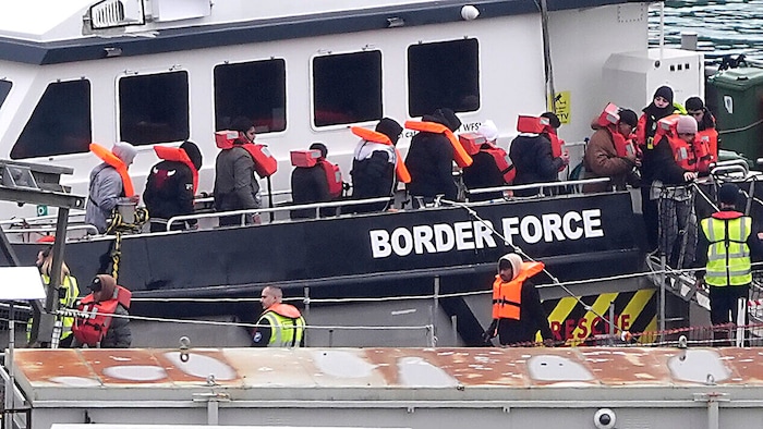 Von der britischen Küstenwache aus dem Ärmelkanal gerettete Migranten