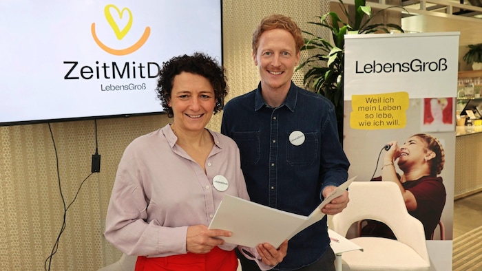 Susanne Maurer-Aldrian, Geschäftsführerin des Vereins Lebensgroß und Valentin Windhaber, Projektleiter „Zeit Mit Dir“.