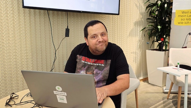 Christian Knapp is a member of the self-advocacy group from the Lebensgroß association and worked on the platform together with the team. (Bild: Jauschowetz Christian)