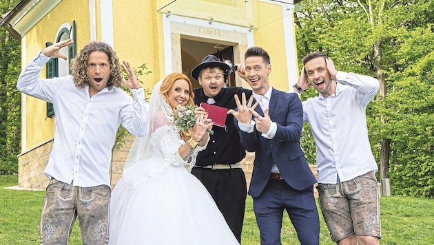 The neighborhood in Styria has now become a collaboration: the daredevils around singer Albert (2nd from right) and Hannah. (Bild: Lambauerentertainment/Stefan Neumeister)