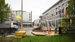 Die Bauarbeiten im Bereich der Goethestraße sind unübersehbar. Wann aber der XXXLutz abgerissen und die RLB OÖ genau mit dem Neubau startet, ist noch offen. (Bild: Wenzel Markus)