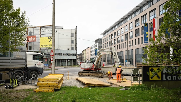 Die Bauarbeiten im Bereich der Goethestraße sind unübersehbar. Wann aber der XXXLutz abgerissen und die RLB OÖ genau mit dem Neubau startet, ist noch offen. (Bild: Wenzel Markus)