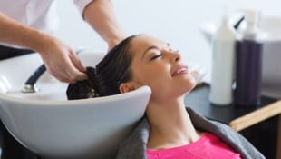 Friseure und Friseurlehrlinge sollten auch beim Haarewaschen Handschuhe tragen und für Rückfettung der Haut sorgen. (Bild: stock.adobe.com/lev dolgachov)