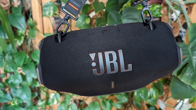 30 centimeters wide, 15 high and 14 deep with a weight of 2.1 kilos: The JBL Extreme4 is easy to transport, also thanks to the carrying strap. (Bild: Dominik Erlinger)