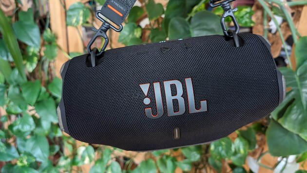 30 centimeters wide, 15 high and 14 deep with a weight of 2.1 kilos: The JBL Extreme4 is easy to transport, also thanks to the carrying strap. (Bild: Dominik Erlinger)