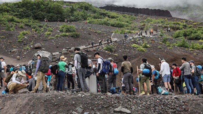 Touristen am Weg zum Gipfel des höchsten Bergs Japans, Fuji