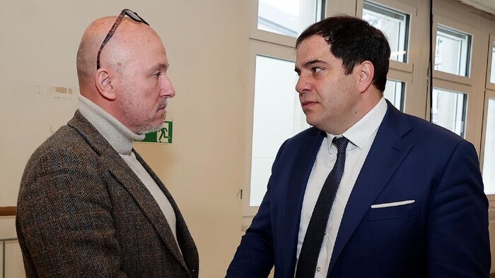 Ernster Handshake unter Anwälten: Sascha Flatz (re.) vertritt das Opfer, Andreas Schweitzer ...