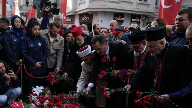 Megemlékezés a terror áldozatairól Isztambulban (Bild: AP)