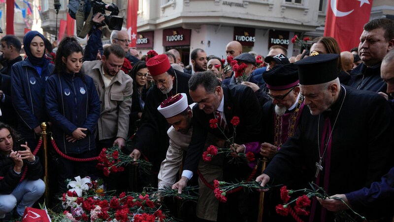 Gedenken an die Terroropfer in Istanbul (Bild: AP)