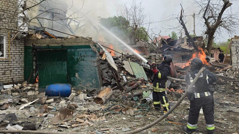 Feuerwehrleute nach einem Angriff in der Region Charkiw (Bild: AFP/AF)