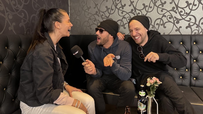 Paul Pizzera (Mi.) und Daniel Fellner mit „Krone“-Redakteurin Jasmin Steiner. Lustig war‘s.
