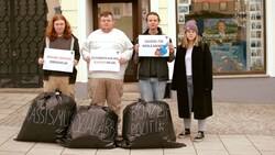 Vor dem FP-Büro in Freistadt lagerten Elias und Andre Eitenberger, Jakob Ranzenhofer und Larissa Zivkovic (v. l.) von der sozialistischen Jugend Müllsäcke und provokative Schilder ab. (Bild: Peter Brunner)