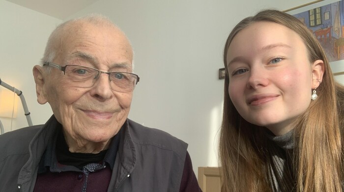 Hannah Schimek und Otwin L. beim Gespräch;