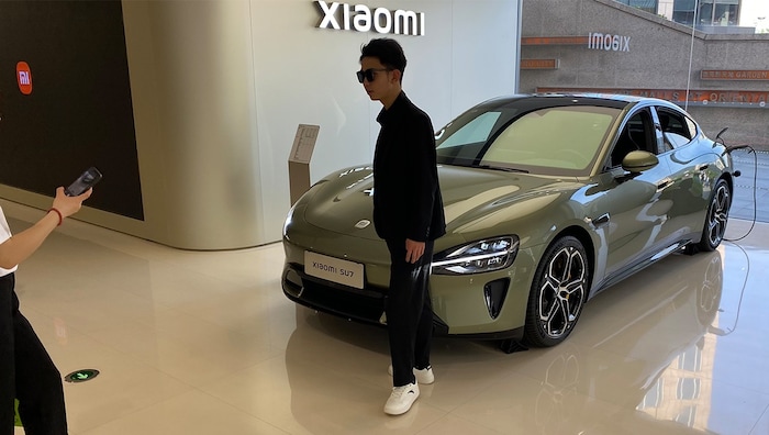 Im Schauraum sieht man vor allem junge Leute. Autokäufer sind im China im Schnitt jünger als in ...