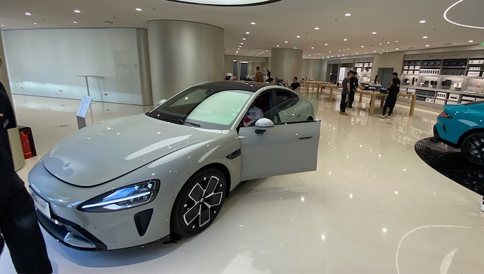 Die Autos teilen sich den Showroom mit Smartphones und Haushaltsgeräten.