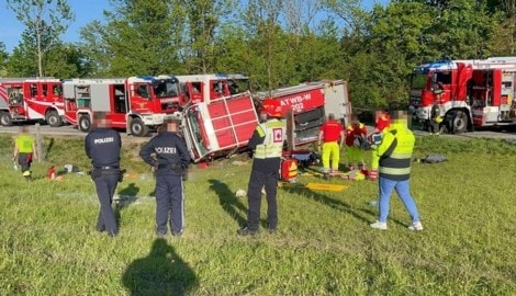 Das Unglück passierte, als das Feuerwehrauto zu einem Einsatz unterwegs war. (Bild: DOKU-NÖ)