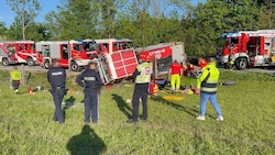 Das Unglück passierte, als das Feuerwehrauto zu einem Einsatz unterwegs war. (Bild: DOKU-NÖ)