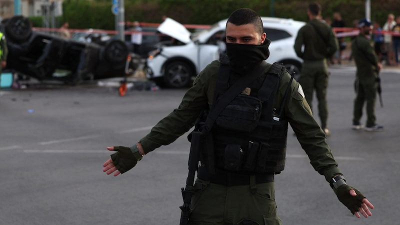 Ein israelischer Polizist regelt den Verkehr. (Bild: AFP/Ahmad Gharabli)